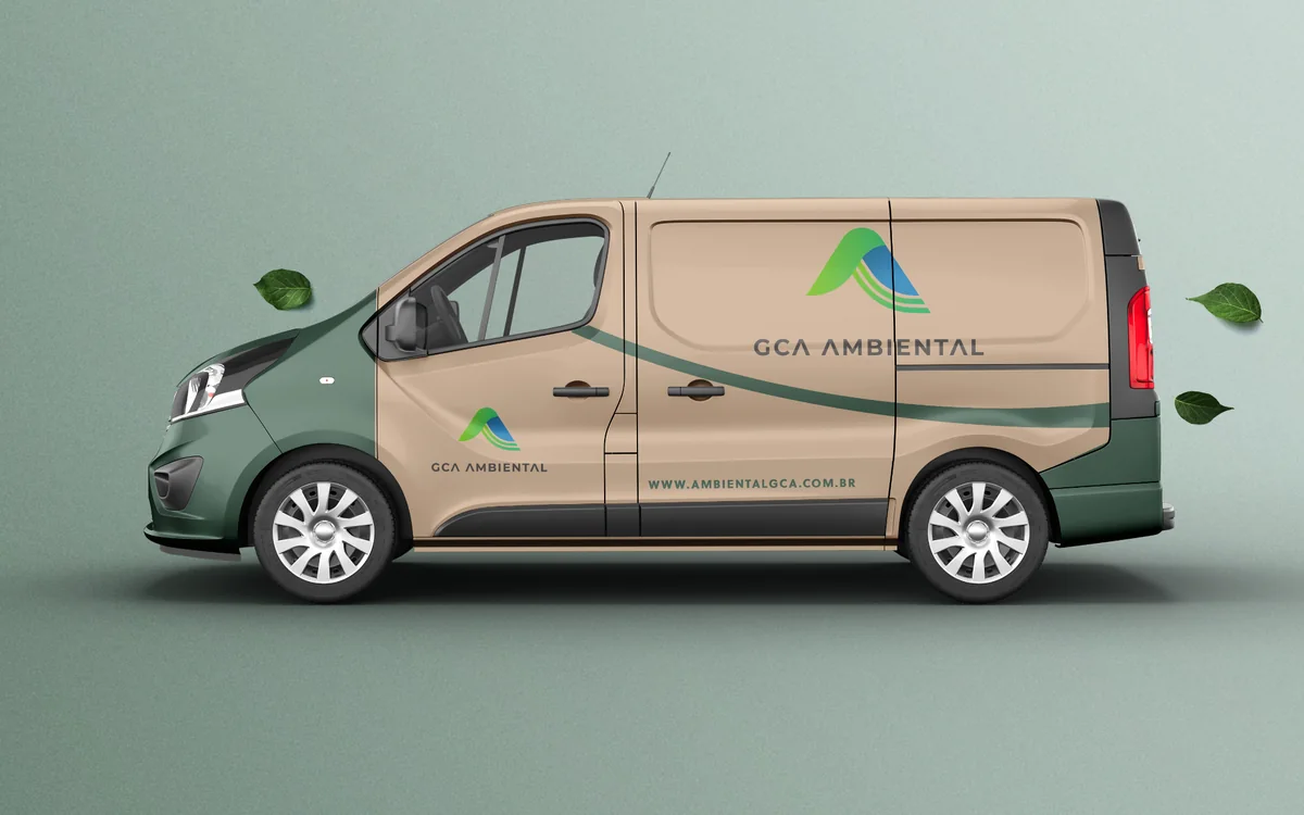 Veículo adesivado com identidade visual da GCA Ambiental criada pela Agência Leão